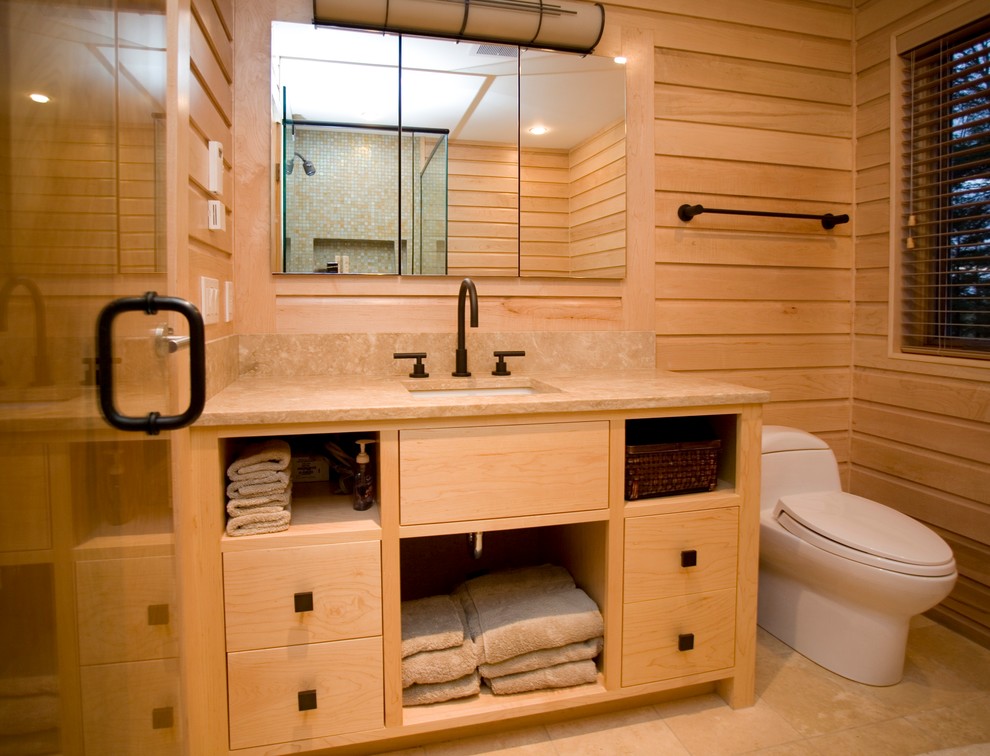Inspiration för moderna badrum, med släta luckor, skåp i ljust trä, travertin golv och ett undermonterad handfat