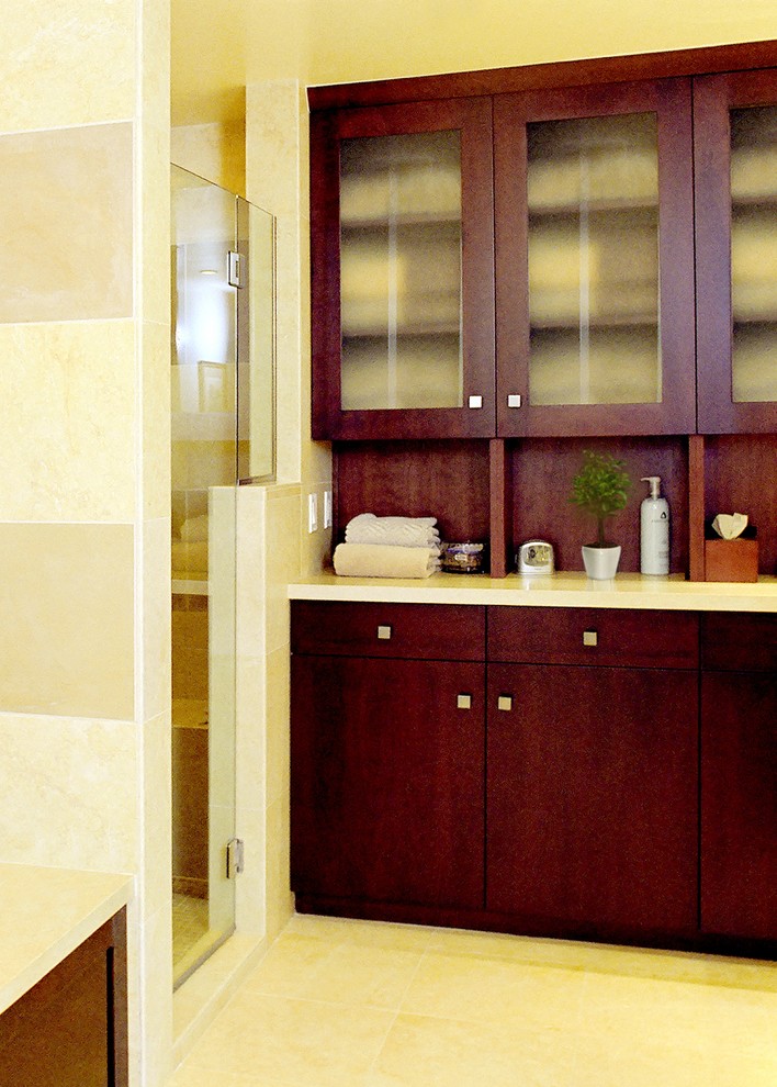 Idéer för att renovera ett mellanstort vintage en-suite badrum, med ett undermonterad handfat, luckor med glaspanel, skåp i mörkt trä, marmorbänkskiva, ett badkar i en alkov, en dubbeldusch, beige kakel, stenkakel, beige väggar och marmorgolv