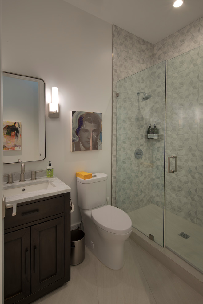 Réalisation d'une petite douche en alcôve minimaliste avec des portes de placard marrons, un carrelage gris, un mur blanc et un sol blanc.