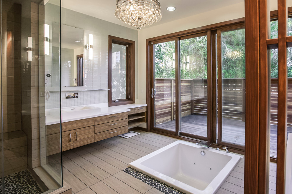 Réalisation d'une salle de bain principale design en bois foncé avec un placard à porte plane, une baignoire posée, une douche d'angle, un carrelage beige, un carrelage marron, un mur multicolore et un lavabo posé.