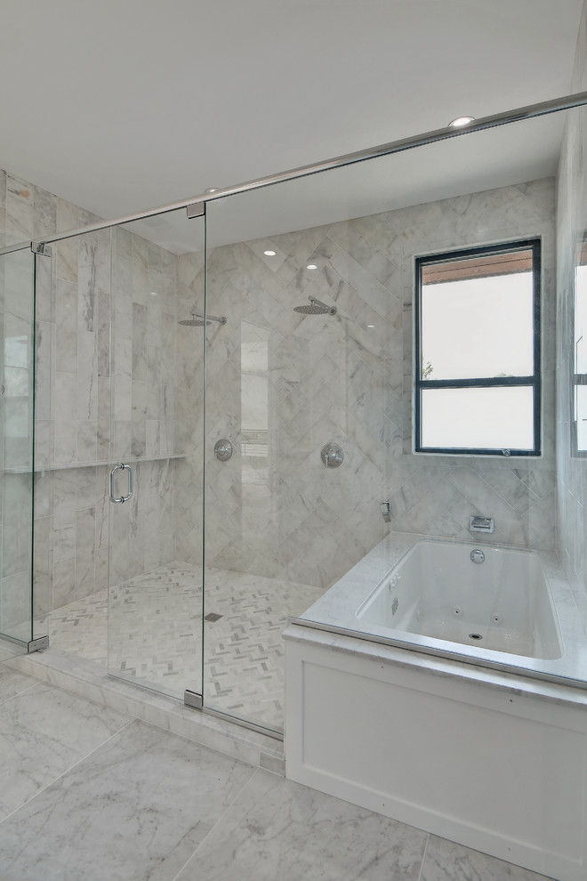Idées déco pour une grande salle de bain principale classique avec un placard à porte shaker, des portes de placard blanches, une baignoire encastrée, une douche double, WC à poser, un carrelage gris, un mur gris, un sol en marbre, un lavabo encastré et un plan de toilette en marbre.