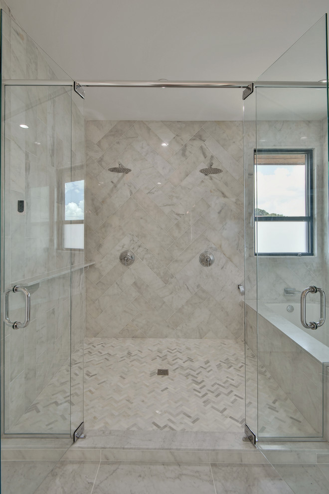 Пример оригинального дизайна: большая главная ванная комната в стиле неоклассика (современная классика) с фасадами в стиле шейкер, белыми фасадами, полновстраиваемой ванной, двойным душем, унитазом-моноблоком, серой плиткой, серыми стенами, мраморным полом, врезной раковиной и мраморной столешницей