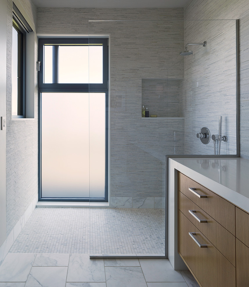 Foto di una grande stanza da bagno padronale con ante lisce, ante in legno chiaro, top in marmo, doccia alcova, piastrelle bianche, piastrelle in pietra e pavimento in marmo