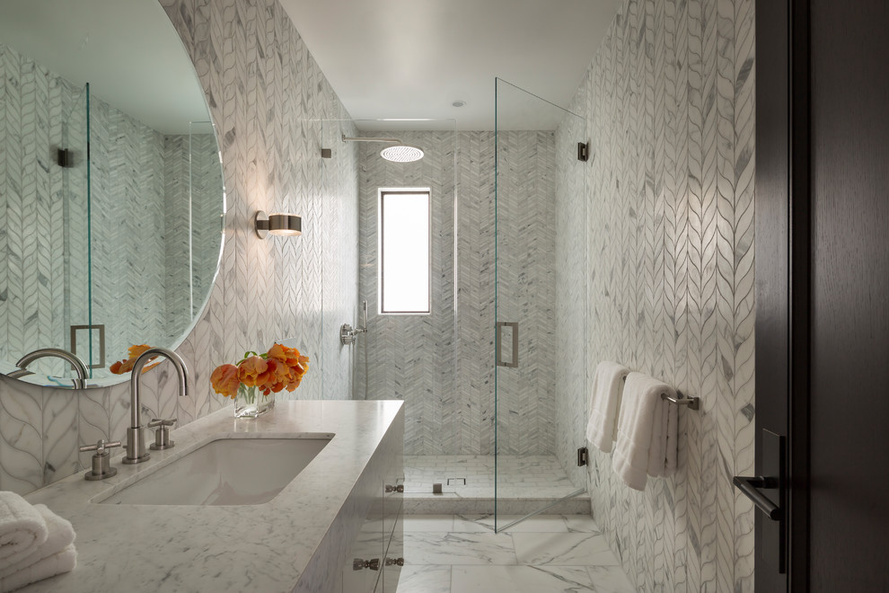 На фото: ванная комната среднего размера в современном стиле с белыми фасадами, мраморной плиткой, полом из керамогранита, душевой кабиной, врезной раковиной, белым полом, душем с распашными дверями, душем в нише, белой плиткой и окном с
