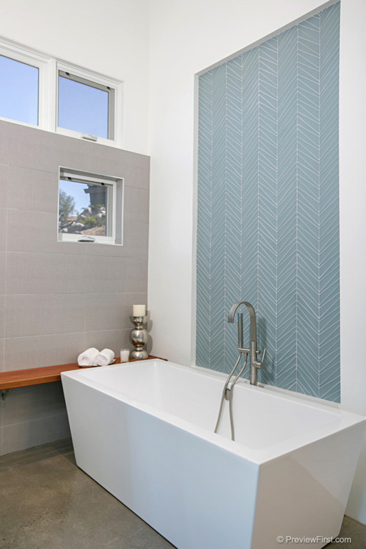 サンディエゴにあるお手頃価格の中くらいなモダンスタイルのおしゃれなマスターバスルーム (置き型浴槽、青いタイル、白い壁、コンクリートの床) の写真