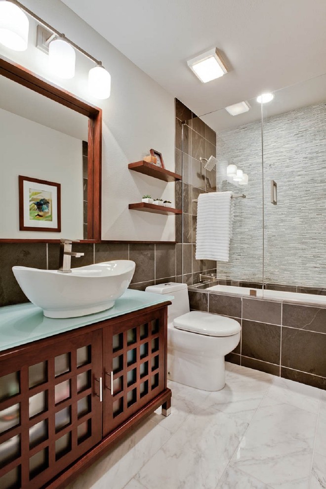 На фото: ванная комната в стиле модернизм с полновстраиваемой ванной, настольной раковиной и плиткой из сланца с