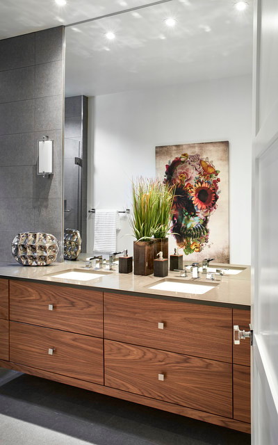 Идея дизайна: главная ванная комната среднего размера в стиле модернизм с плоскими фасадами, фасадами цвета дерева среднего тона, бежевой плиткой, белыми стенами, бетонным полом, врезной раковиной и столешницей из ламината