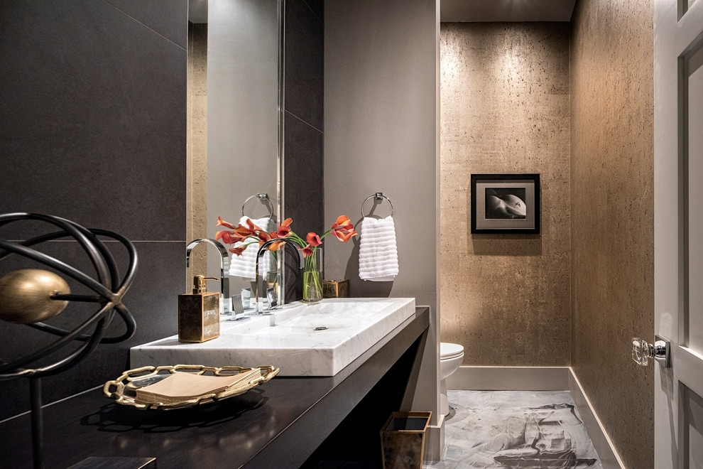 Foto på ett stort funkis badrum med dusch, med öppna hyllor, en toalettstol med separat cisternkåpa, grå kakel, keramikplattor, grå väggar, marmorgolv, ett avlångt handfat och laminatbänkskiva