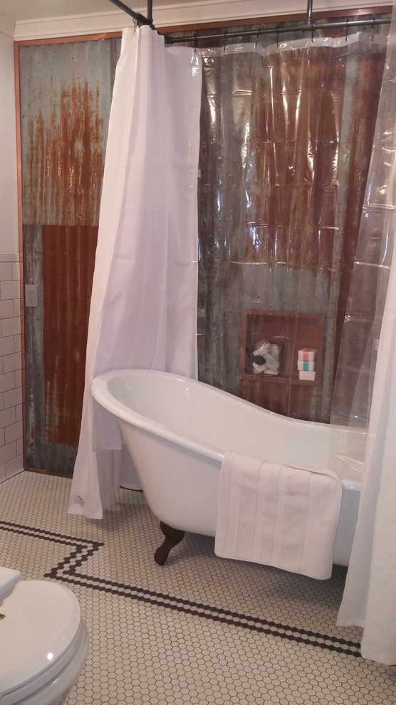 Bild på ett mellanstort lantligt en-suite badrum, med ett badkar med tassar, en dusch/badkar-kombination, mosaik, röda väggar och mosaikgolv