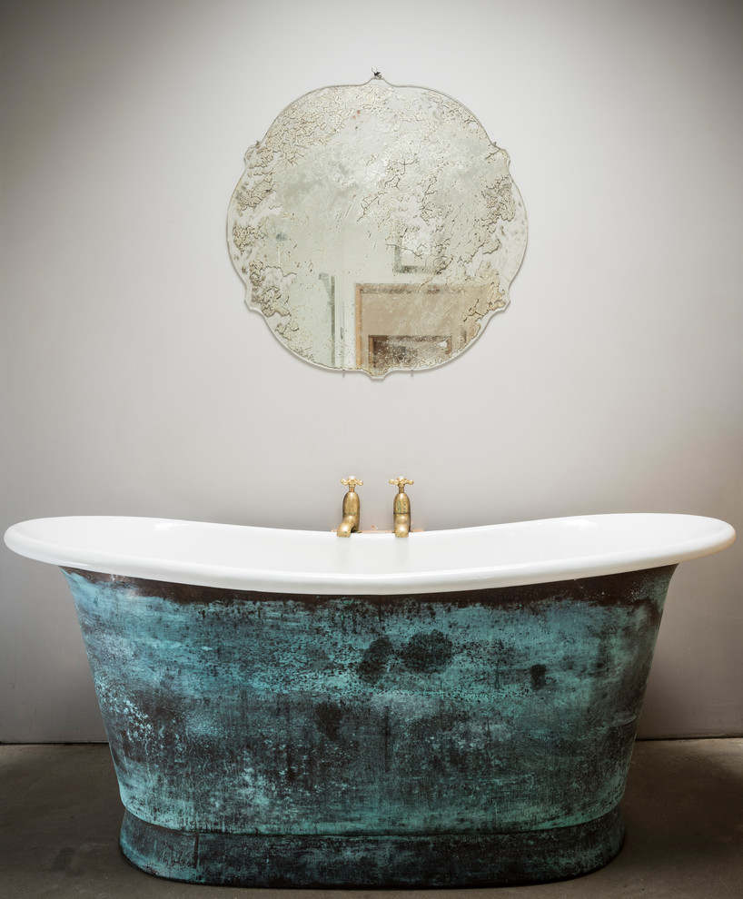 Пример оригинального дизайна: ванная комната в стиле рустика с отдельно стоящей ванной