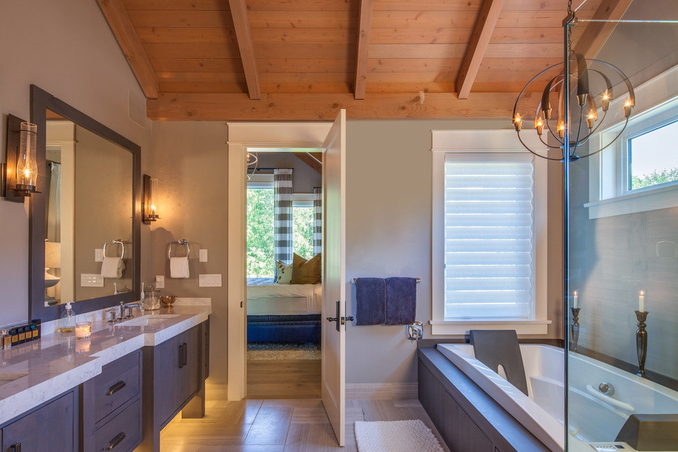 Diseño de cuarto de baño principal tradicional renovado de tamaño medio con armarios con paneles lisos, puertas de armario de madera en tonos medios, bañera encastrada, ducha esquinera, paredes beige y lavabo bajoencimera