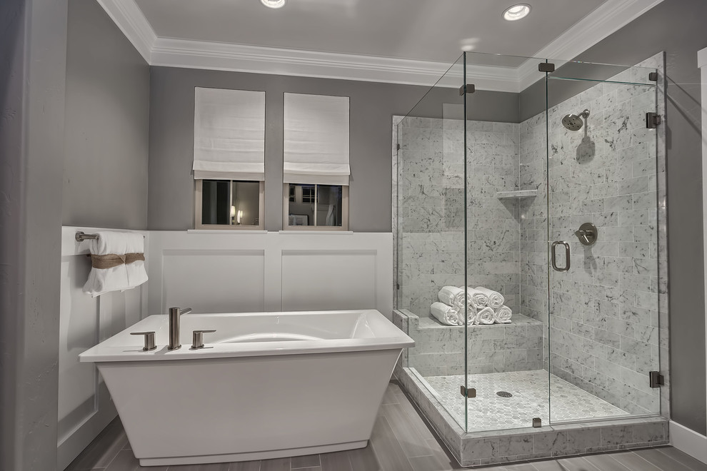 Cette photo montre une salle de bain principale moderne de taille moyenne avec un lavabo encastré, un plan de toilette en marbre, une baignoire indépendante, une douche d'angle, WC à poser, un carrelage gris, un carrelage de pierre, un mur gris et un sol en carrelage de céramique.