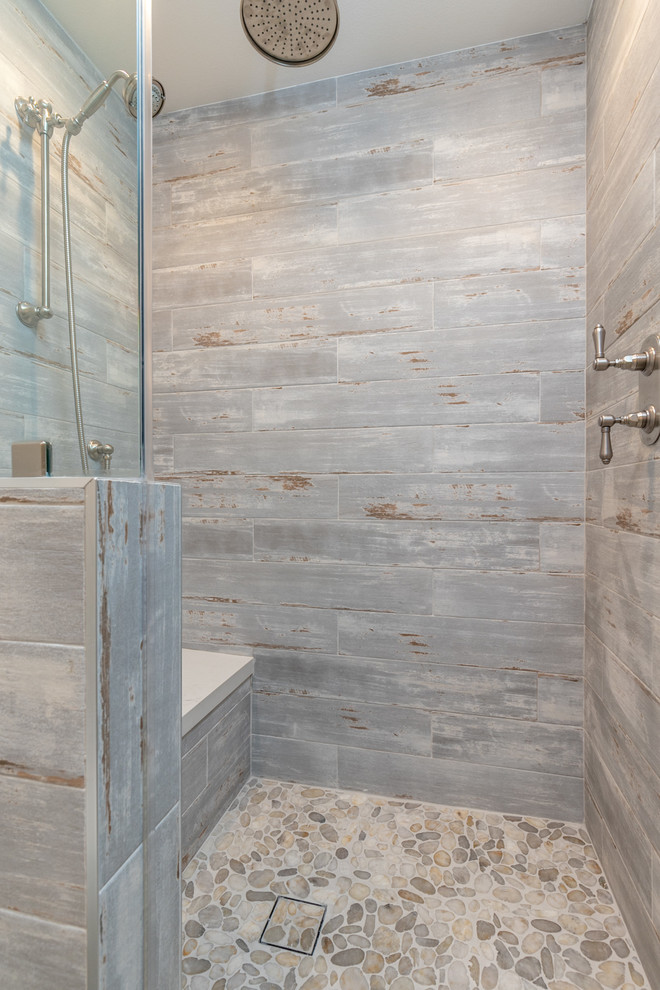 Foto på ett mellanstort lantligt vit en-suite badrum, med luckor med infälld panel, vita skåp, en dusch i en alkov, grå kakel, porslinskakel, vita väggar, kalkstensgolv, ett avlångt handfat, bänkskiva i kvarts, grått golv och dusch med gångjärnsdörr