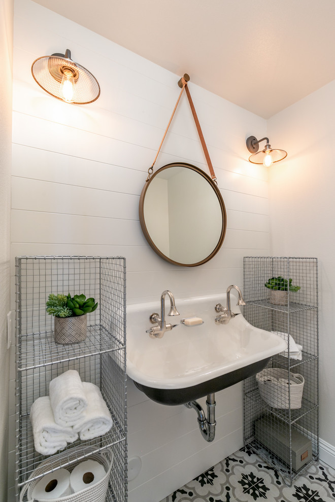 Foto di una piccola stanza da bagno country con pareti bianche, pavimento in gres porcellanato, lavabo sospeso e pavimento nero