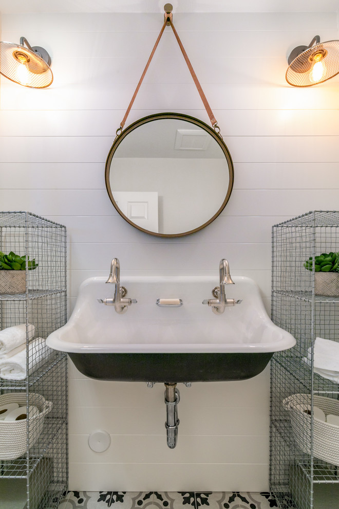 Kleines Landhausstil Badezimmer mit weißer Wandfarbe, Porzellan-Bodenfliesen, Wandwaschbecken und schwarzem Boden in Orange County