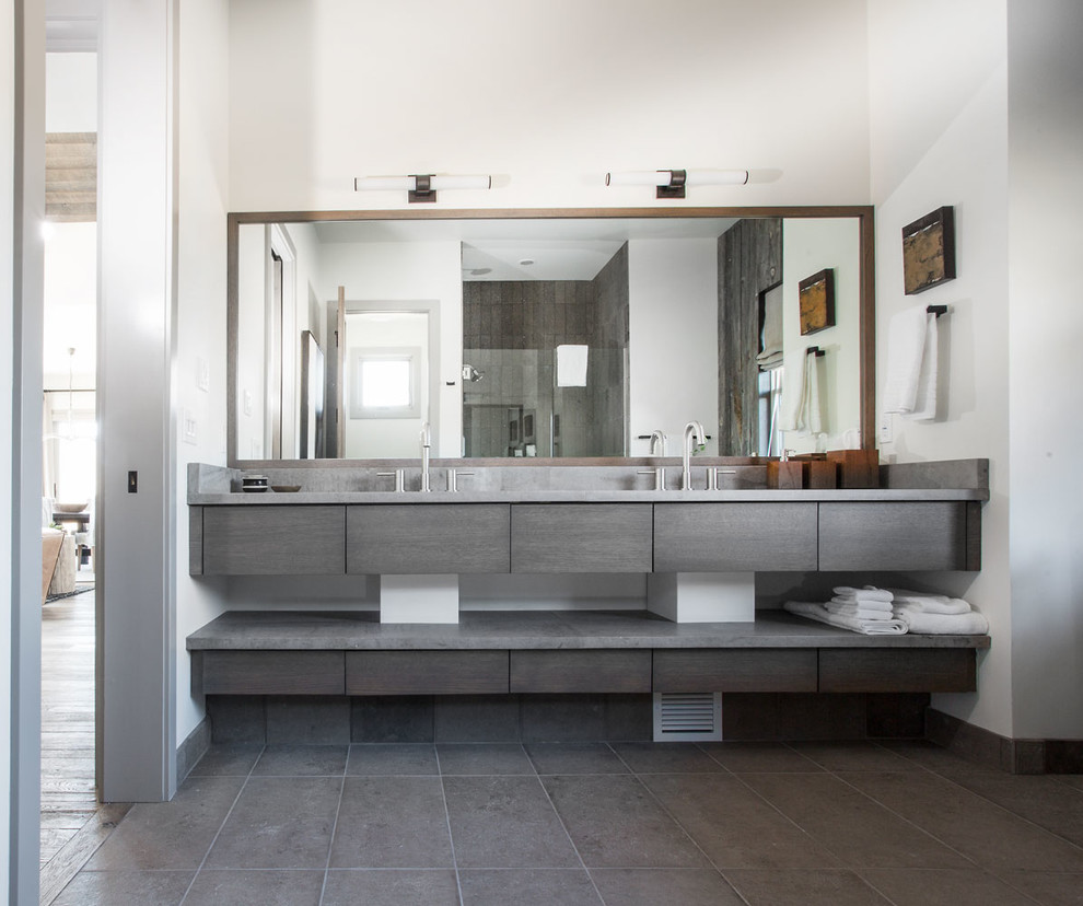 Diseño de cuarto de baño principal rural con baldosas y/o azulejos beige y paredes beige