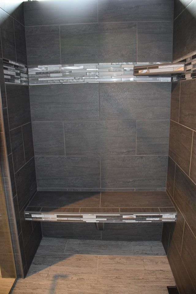 Idee per una stanza da bagno padronale minimalista di medie dimensioni con ante in stile shaker, ante bianche, doccia ad angolo, WC a due pezzi, piastrelle multicolore, lastra di vetro, pareti grigie e lavabo sottopiano
