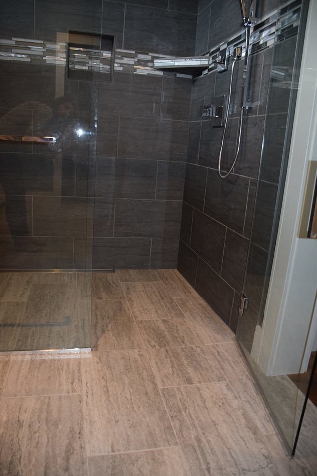 Foto di una stanza da bagno padronale moderna di medie dimensioni con ante in stile shaker, ante bianche, doccia ad angolo, WC a due pezzi, piastrelle multicolore, lastra di vetro, pareti grigie e lavabo sottopiano
