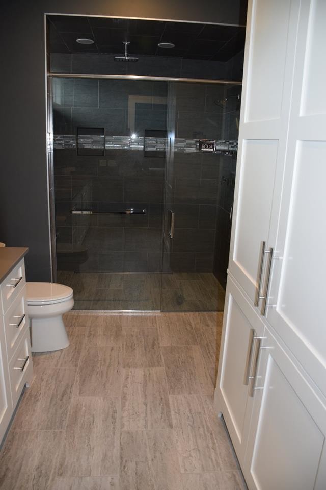 Idée de décoration pour une salle de bain principale minimaliste de taille moyenne avec un placard à porte shaker, des portes de placard blanches, WC séparés, un mur gris, une douche d'angle et un lavabo encastré.