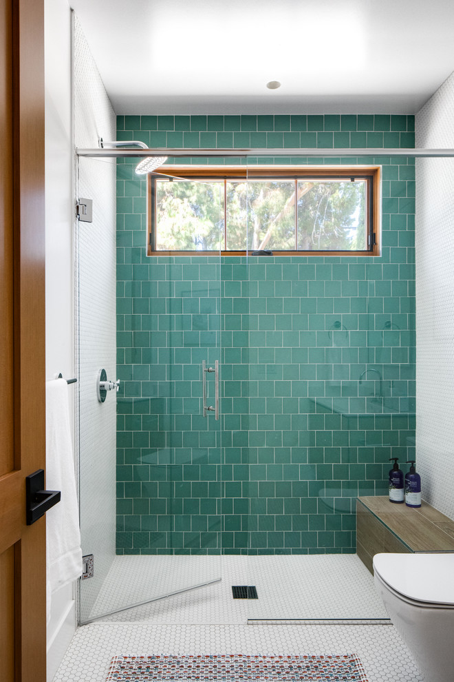 На фото: ванная комната среднего размера в современном стиле с плоскими фасадами, светлыми деревянными фасадами, душем в нише, унитазом-моноблоком, зеленой плиткой, керамической плиткой, белыми стенами, полом из мозаичной плитки, монолитной раковиной, столешницей из искусственного кварца, белым полом, открытым душем, белой столешницей и душевой кабиной с