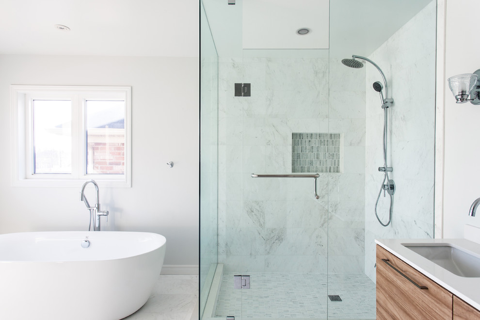 Idée de décoration pour une petite salle de bain principale design en bois brun avec un lavabo encastré, un placard à porte plane, un plan de toilette en quartz modifié, une baignoire indépendante, un carrelage blanc, des carreaux de porcelaine, un mur gris et un sol en marbre.