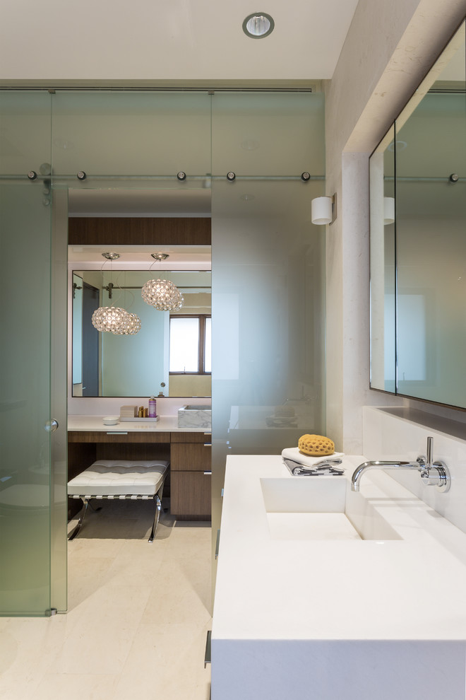 Идея дизайна: большая главная ванная комната в стиле модернизм с монолитной раковиной, плоскими фасадами, фасадами цвета дерева среднего тона, бежевыми стенами и мраморной столешницей