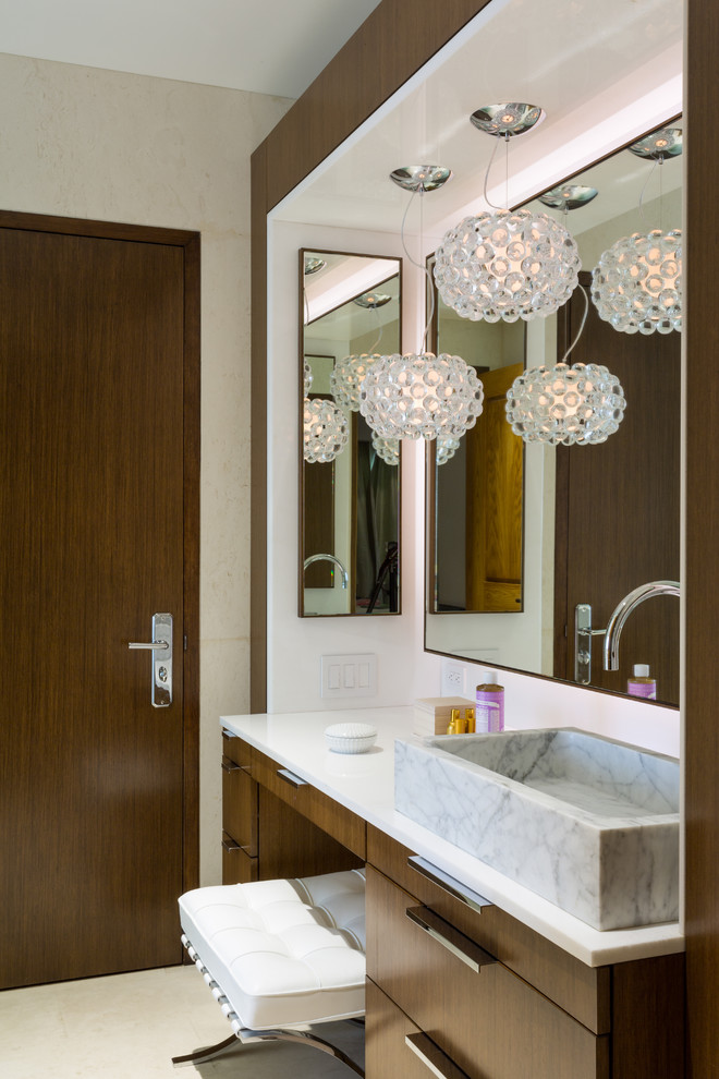Großes Modernes Badezimmer En Suite mit flächenbündigen Schrankfronten, hellbraunen Holzschränken, beiger Wandfarbe, integriertem Waschbecken und Marmor-Waschbecken/Waschtisch in New York