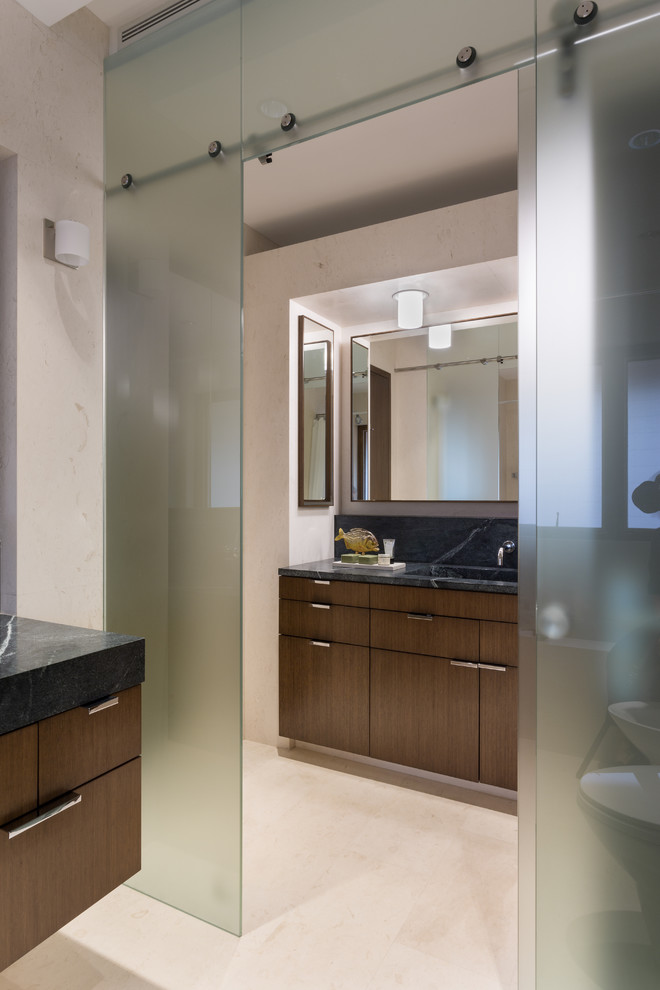 Idee per una grande stanza da bagno padronale moderna con ante lisce, ante in legno scuro, top in marmo, pareti beige, lavabo integrato e vasca sottopiano