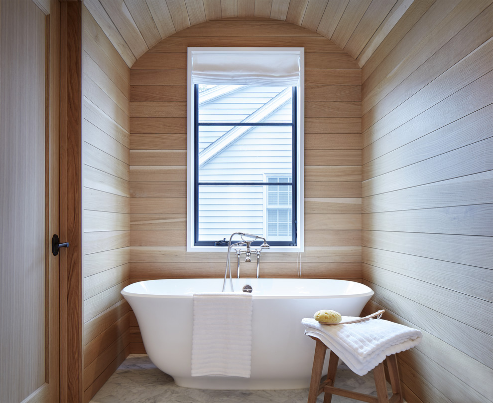 Inspiration för lantliga badrum, med ett fristående badkar, beige väggar och grått golv