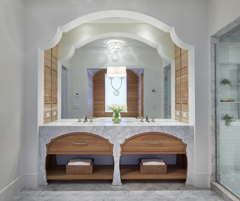 Imagen de cuarto de baño tradicional con armarios con paneles lisos, puertas de armario de madera oscura, paredes blancas, lavabo bajoencimera y suelo gris