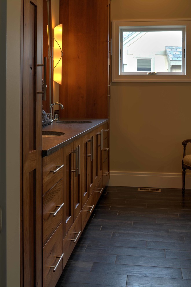 Foto på ett mellanstort vintage en-suite badrum, med ett undermonterad handfat, luckor med infälld panel, skåp i mellenmörkt trä, granitbänkskiva, en öppen dusch, svart kakel, beige väggar och klinkergolv i porslin