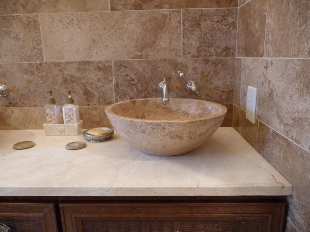Example of a minimalist bathroom design in Philadelphia