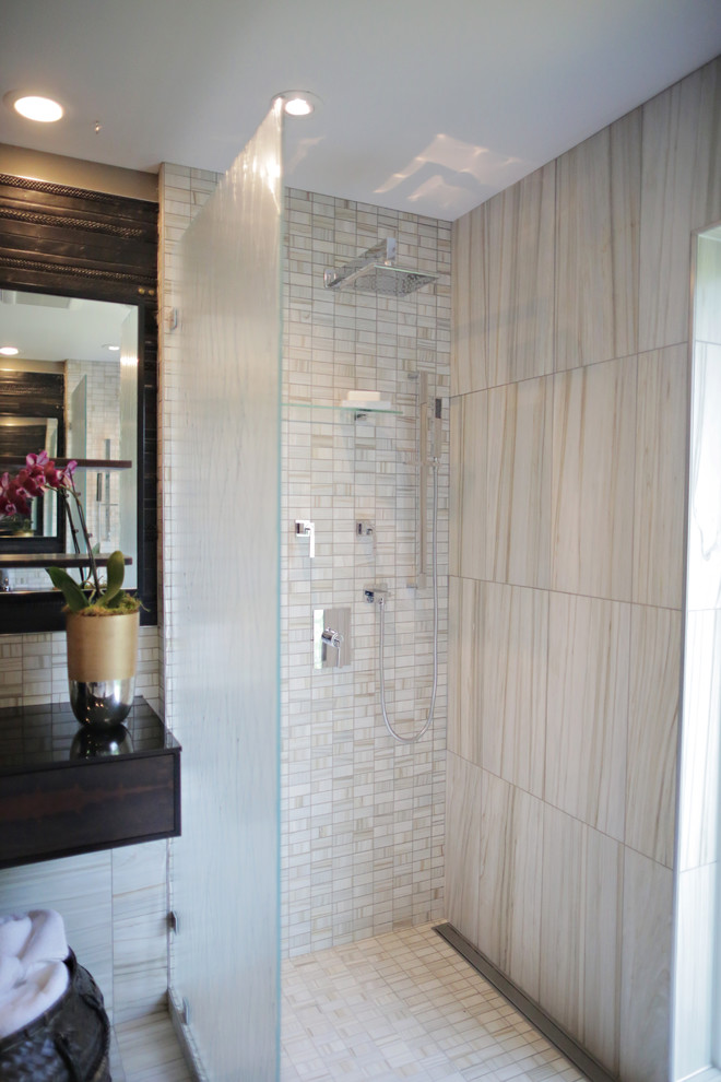 Großes Modernes Badezimmer En Suite mit flächenbündigen Schrankfronten, dunklen Holzschränken, Eckdusche, beiger Wandfarbe, beigem Boden und offener Dusche in Minneapolis