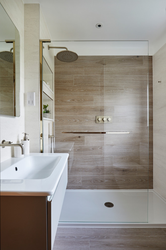 Inspiration för ett mellanstort funkis vit vitt badrum med dusch, med släta luckor, vita skåp, en dusch i en alkov, brun kakel, porslinskakel, vita väggar, klinkergolv i porslin, ett integrerad handfat, brunt golv och med dusch som är öppen