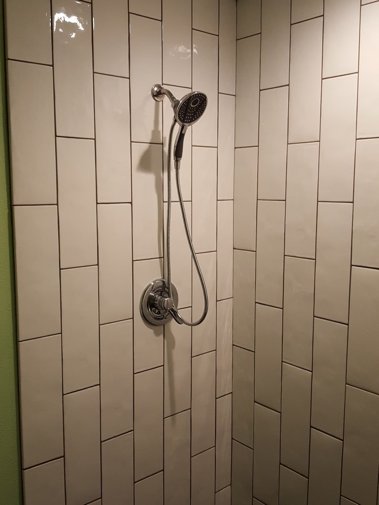 Diseño de cuarto de baño minimalista pequeño con ducha empotrada, baldosas y/o azulejos blancas y negros, baldosas y/o azulejos de cerámica, paredes verdes, suelo de baldosas de porcelana y aseo y ducha