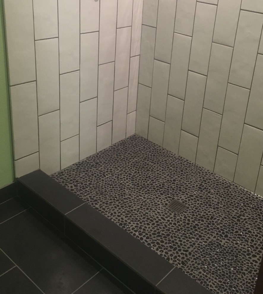 Kleines Modernes Duschbad mit Duschnische, schwarz-weißen Fliesen, Keramikfliesen, grüner Wandfarbe und Porzellan-Bodenfliesen in Portland