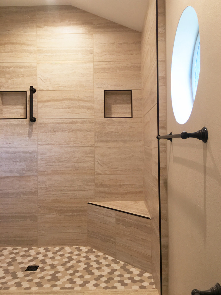 Стильный дизайн: большая главная ванная комната в стиле модернизм с разноцветной плиткой, керамогранитной плиткой, полом из керамогранита и разноцветным полом - последний тренд