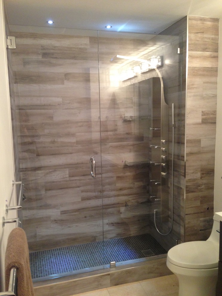Immagine di una stanza da bagno padronale minimalista di medie dimensioni con doccia alcova, piastrelle beige, piastrelle in gres porcellanato, pareti beige e pavimento in travertino
