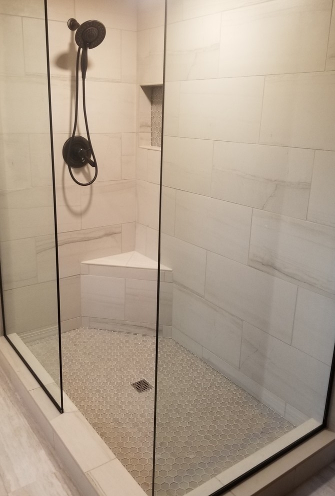 Idéer för ett litet modernt en-suite badrum, med en dusch i en alkov, vit kakel, porslinskakel, vita väggar, vinylgolv, vitt golv och med dusch som är öppen