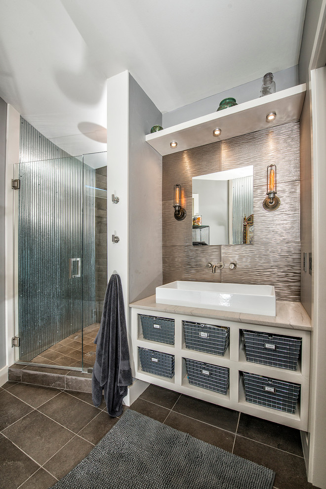 Пример оригинального дизайна: ванная комната в современном стиле с настольной раковиной и металлической плиткой