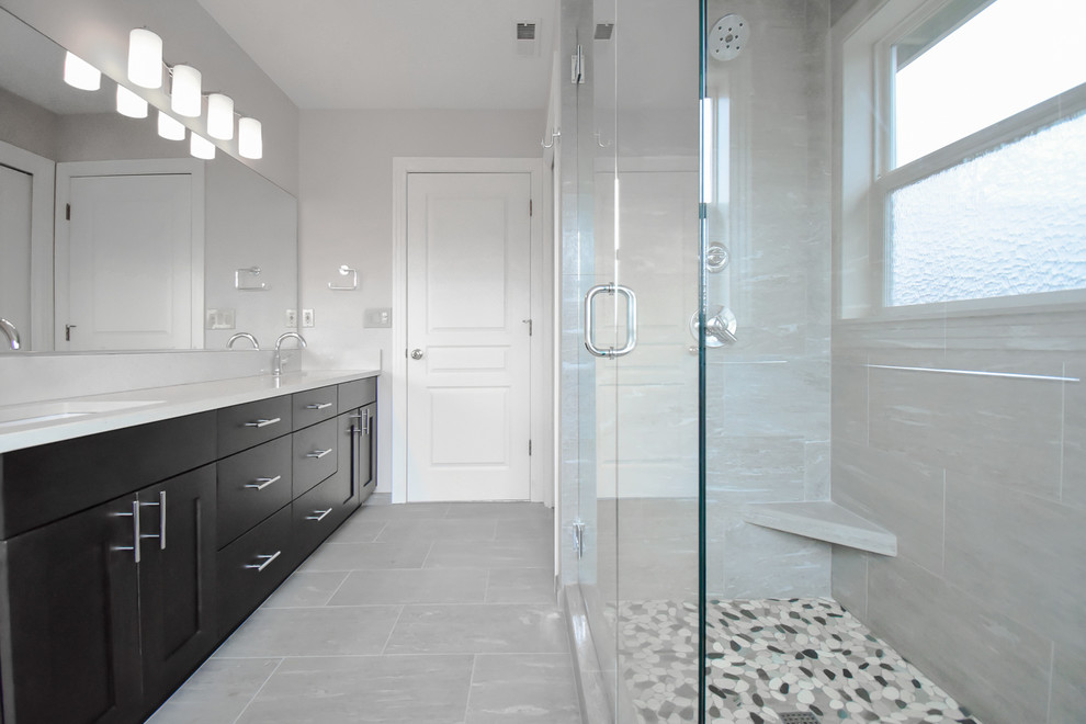 Exempel på ett stort modernt vit vitt en-suite badrum, med släta luckor, en hörndusch, grå kakel, porslinskakel, beige väggar, klinkergolv i porslin, ett undermonterad handfat, bänkskiva i kvartsit, grått golv och dusch med gångjärnsdörr