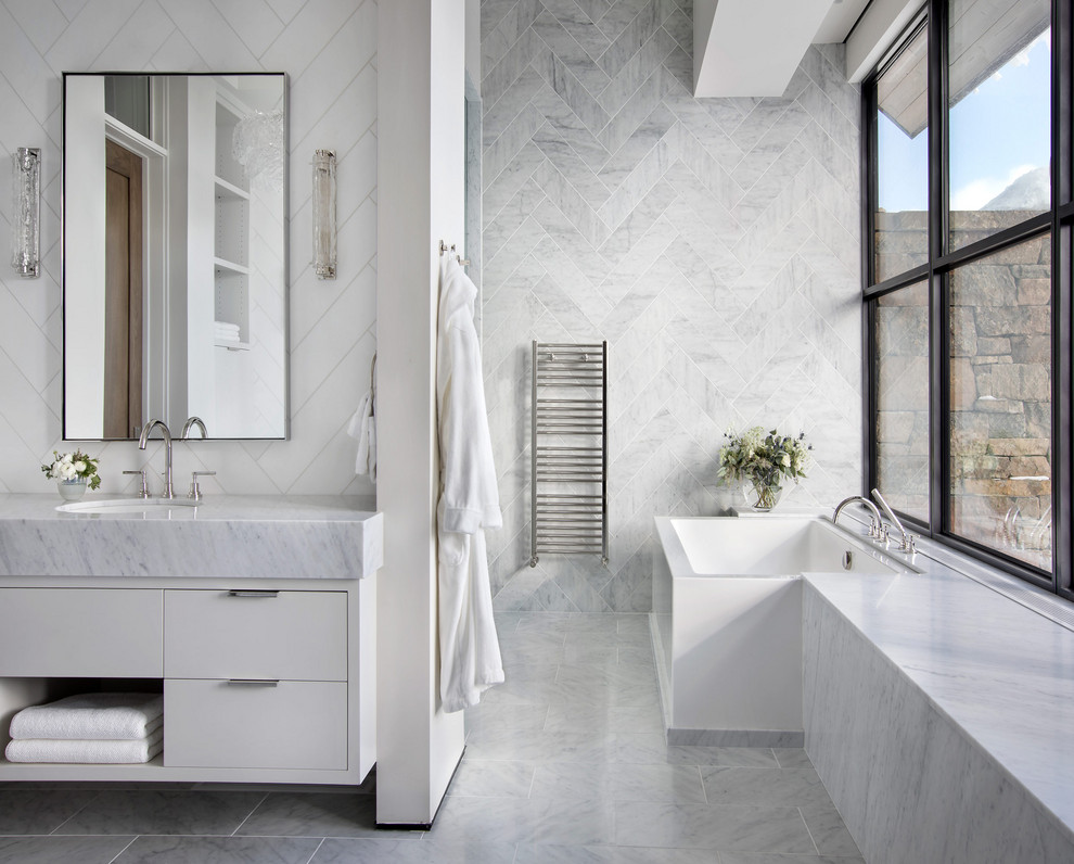 На фото: ванная комната в стиле рустика с плоскими фасадами, белыми фасадами, отдельно стоящей ванной, врезной раковиной, серым полом и белой столешницей с