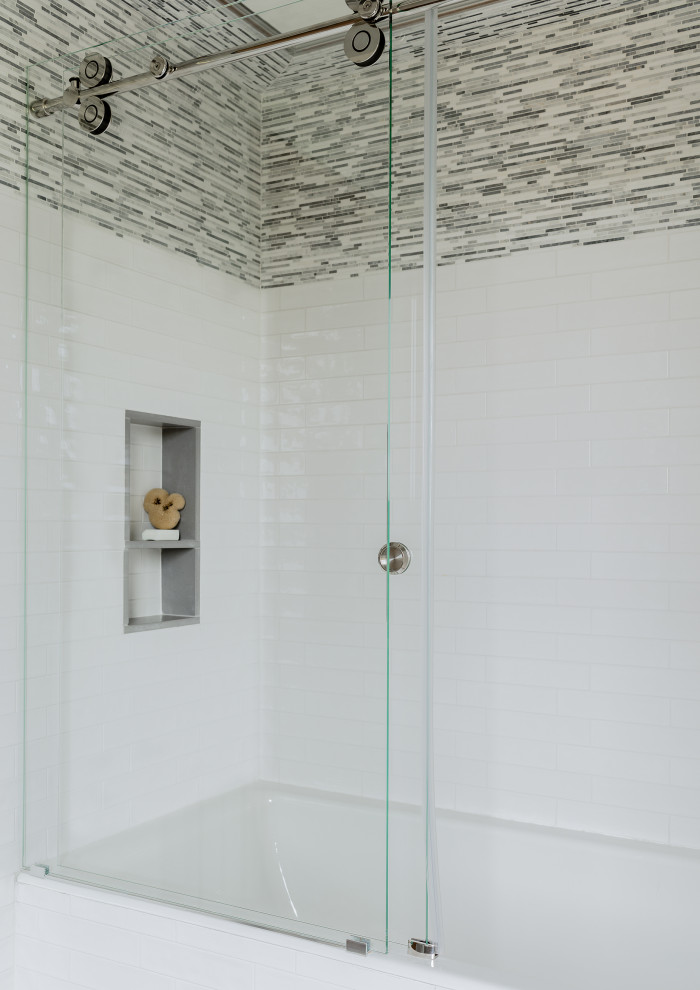Immagine di una stanza da bagno contemporanea con vasca da incasso, piastrelle multicolore, piastrelle in ceramica, pareti bianche e porta doccia scorrevole