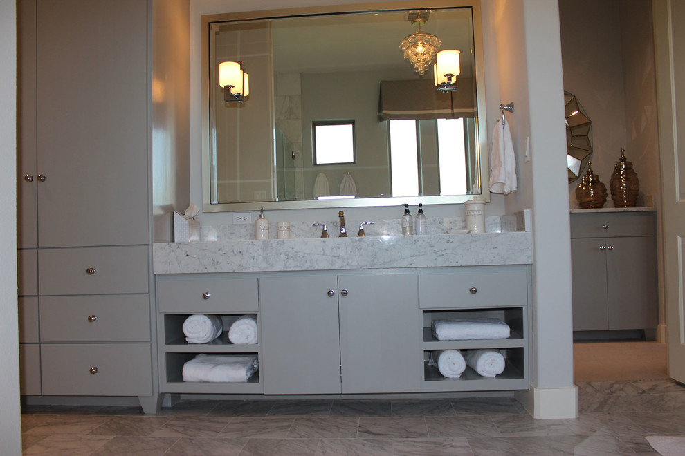 Идея дизайна: большая главная ванная комната в стиле модернизм с монолитной раковиной, плоскими фасадами, серыми фасадами, мраморной столешницей, серой плиткой, каменной плиткой, белыми стенами и мраморным полом
