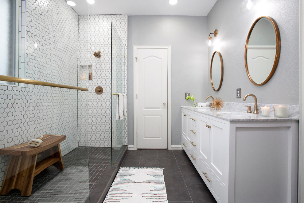 Foto på ett litet skandinaviskt grå badrum med dusch, med skåp i shakerstil, vita skåp, en dubbeldusch, vit kakel, porslinskakel, klinkergolv i porslin, ett nedsänkt handfat, marmorbänkskiva, grått golv, grå väggar och dusch med skjutdörr