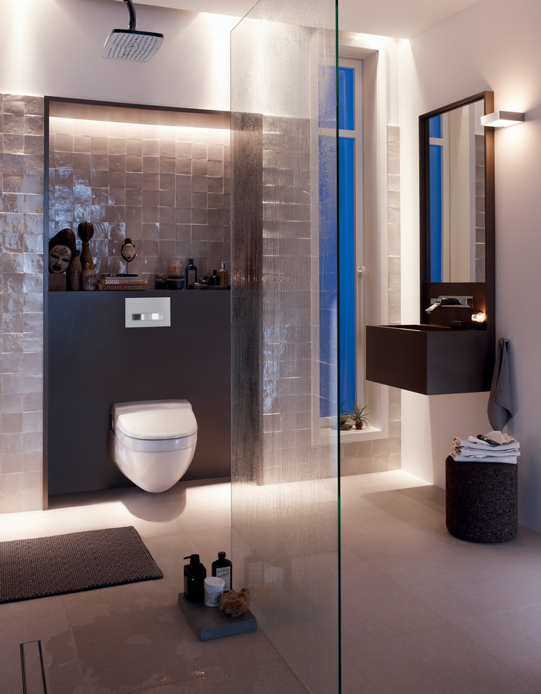Diseño de cuarto de baño principal moderno pequeño con ducha abierta, sanitario de pared y paredes beige
