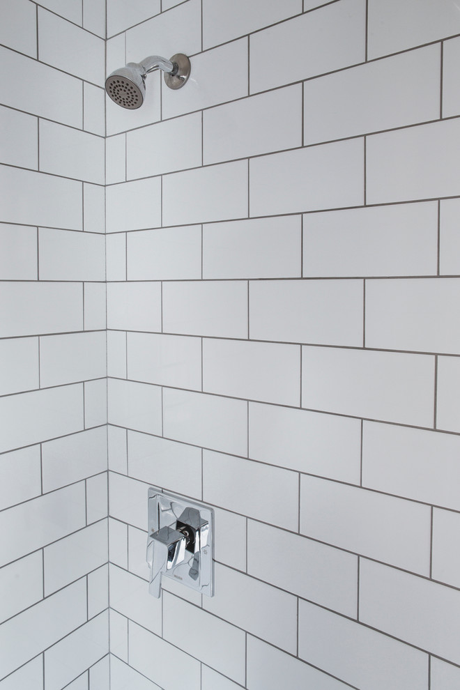 Exempel på ett litet modernt badrum med dusch, med ett piedestal handfat, en dusch i en alkov, en toalettstol med hel cisternkåpa, vit kakel, keramikplattor, vita väggar och klinkergolv i keramik