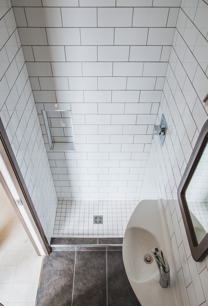 Idee per una piccola stanza da bagno con doccia moderna con doccia alcova, piastrelle bianche, pareti bianche e pavimento con piastrelle in ceramica