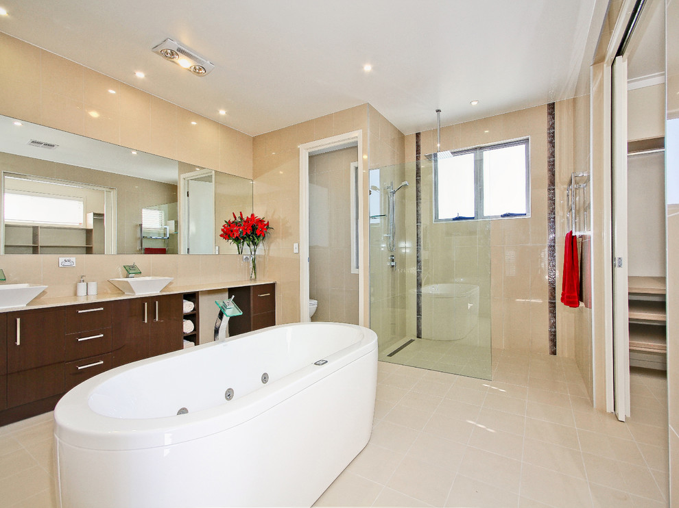 Inspiration för mycket stora moderna en-suite badrum, med ett fristående badkar