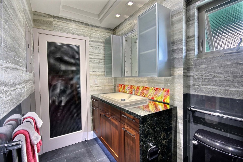 На фото: ванная комната в стиле модернизм с плиткой из травертина с
